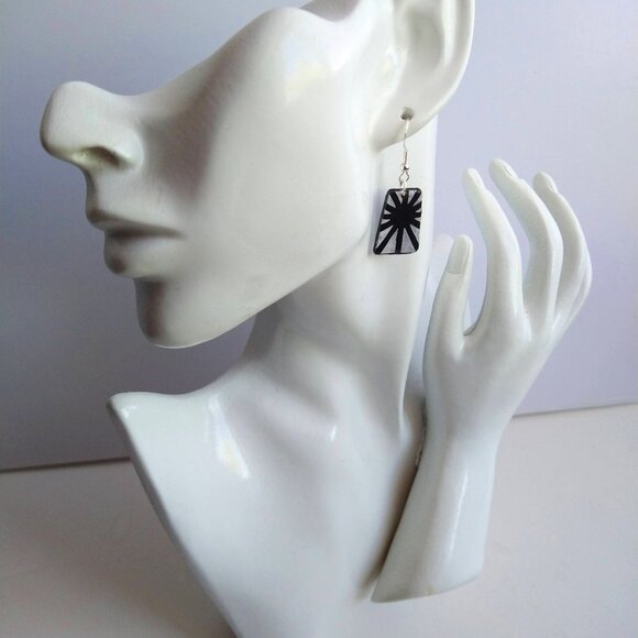 Handmade black and white polymer clay earrings. Boucles d'oreilles fait main - Picture 3 of 5